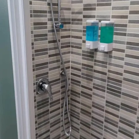 B Independent Entrance Private Bathroom - No Kitchen * רומא