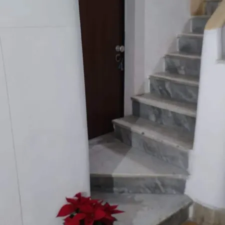 B Independent Entrance Private Bathroom - No Kitchen * רומא