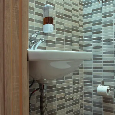 B Independent Entrance Private Bathroom - No Kitchen בית נופש