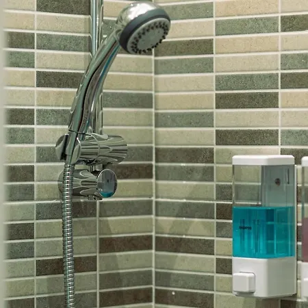 B Independent Entrance Private Bathroom - No Kitchen * רומא